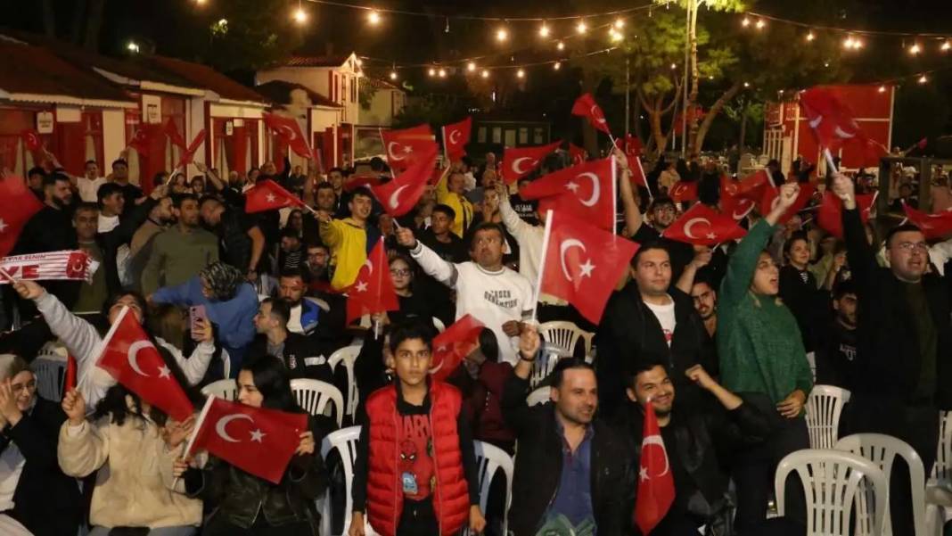 Kepez’de Stadyum Havası: Dokumapark’ta Milli Coşku Zirve Yaptı! 3